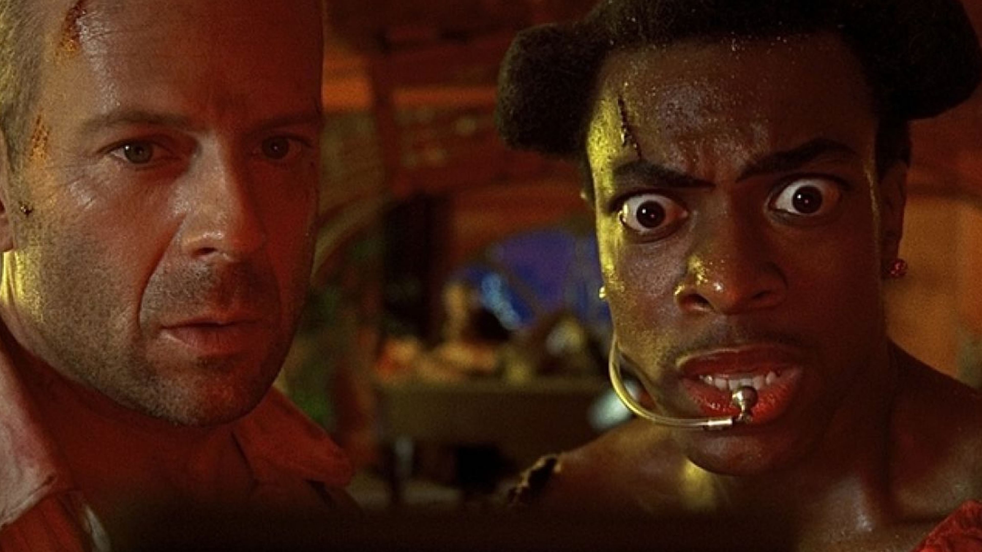 Bruce Willis (izquierda) como Korben Dallas en El quinto elemento (1997)