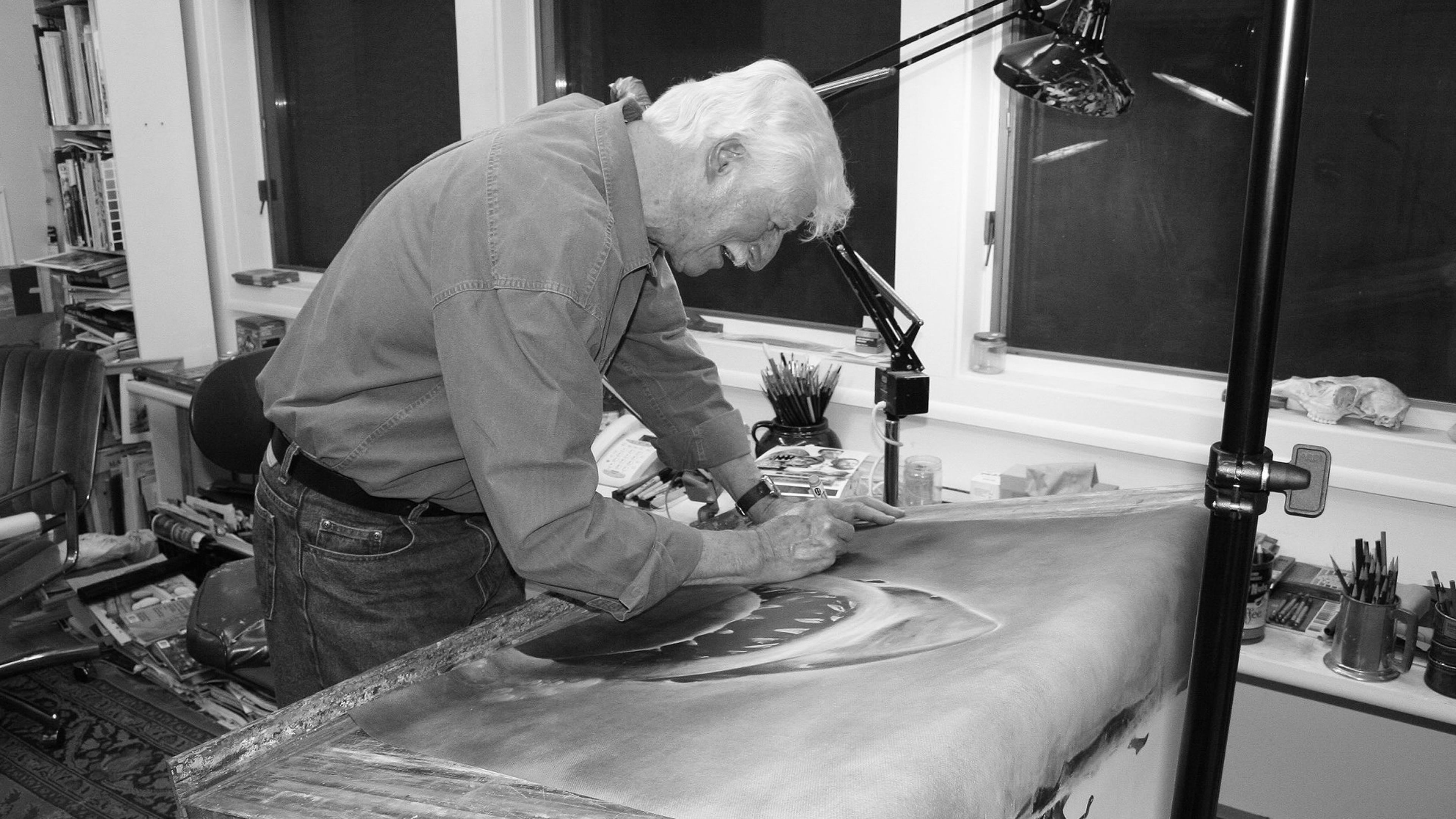 Roger Kastel con el póster de Tiburón