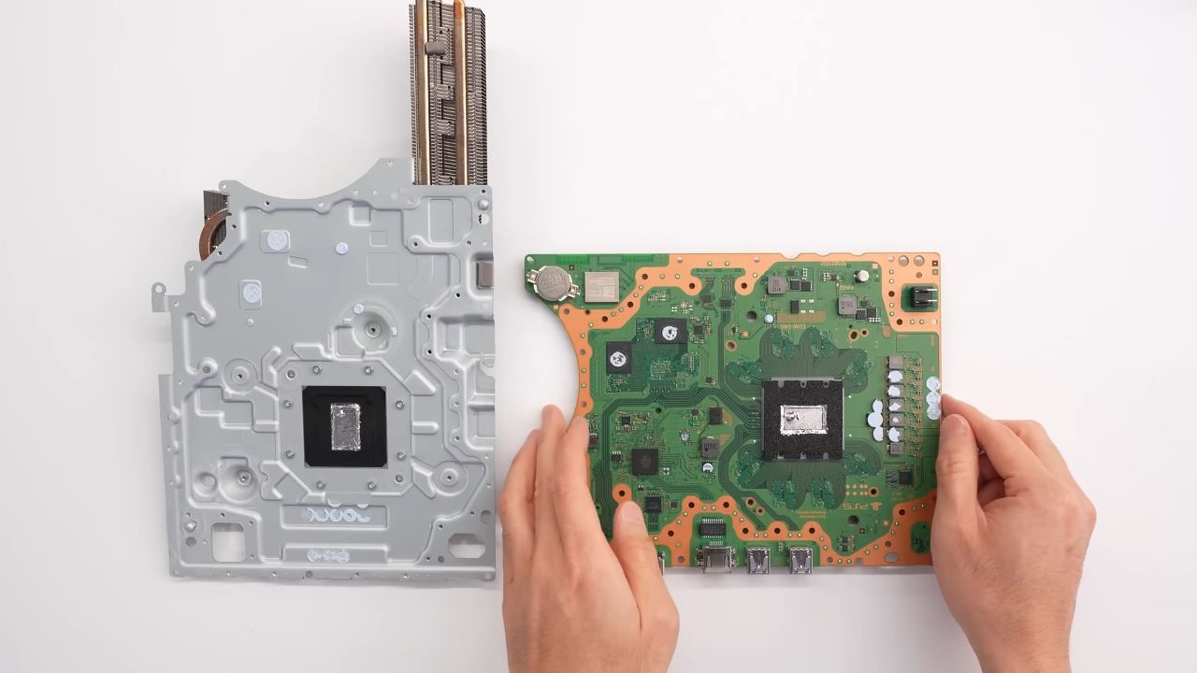 Nueva PS5 con diseño renovado y SSD extraíble ya en pruebas, según un  insider