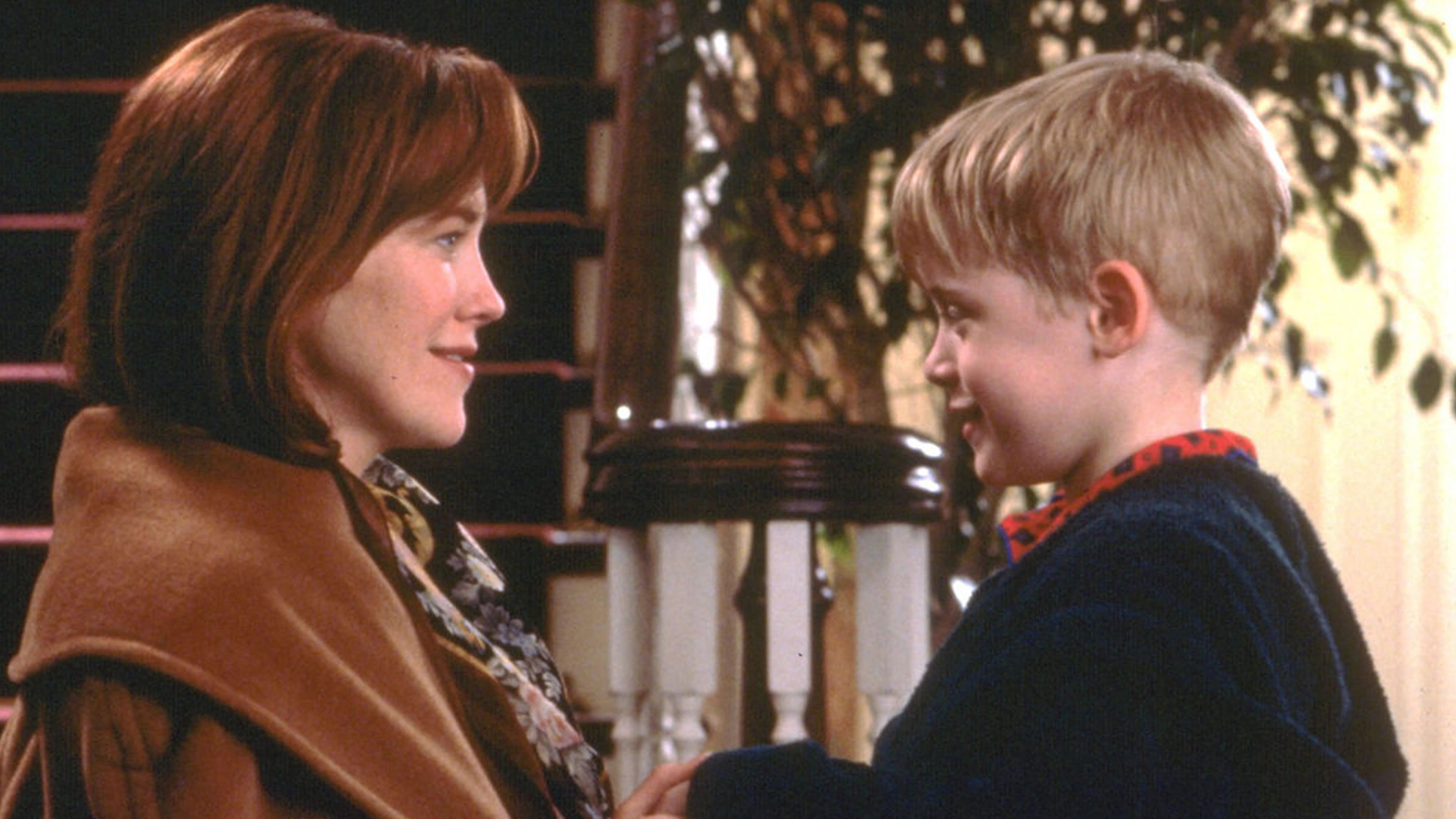 Solo en casa (1990) - Kate McCallister (Catherine O'Hara) y Kevin McCallister (Macaulay Culkin)