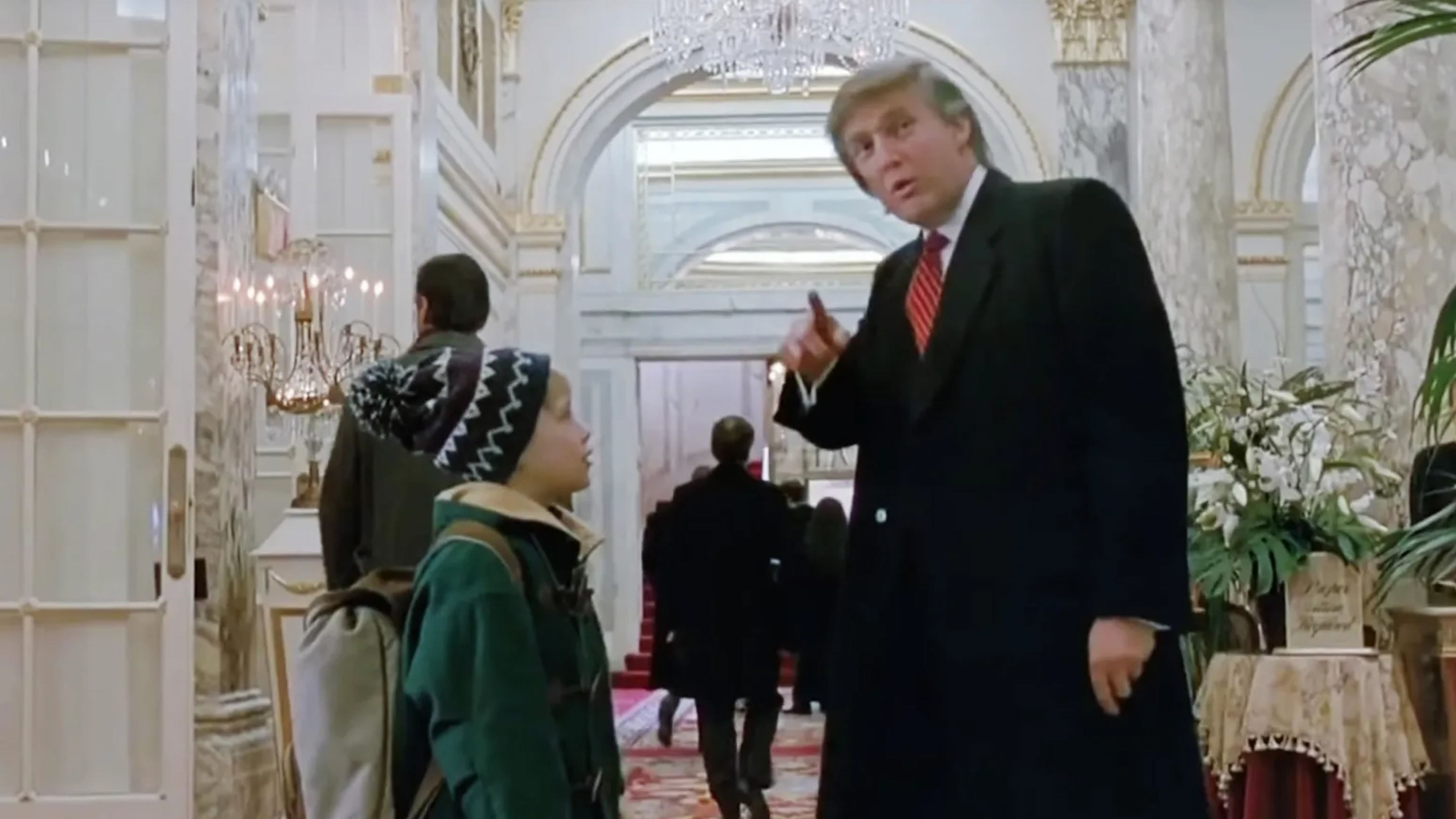 Solo en casa 2: Perdido en Nueva York (1992) - Kevin McCallister (Macaulay Culkin) y Donald Trump