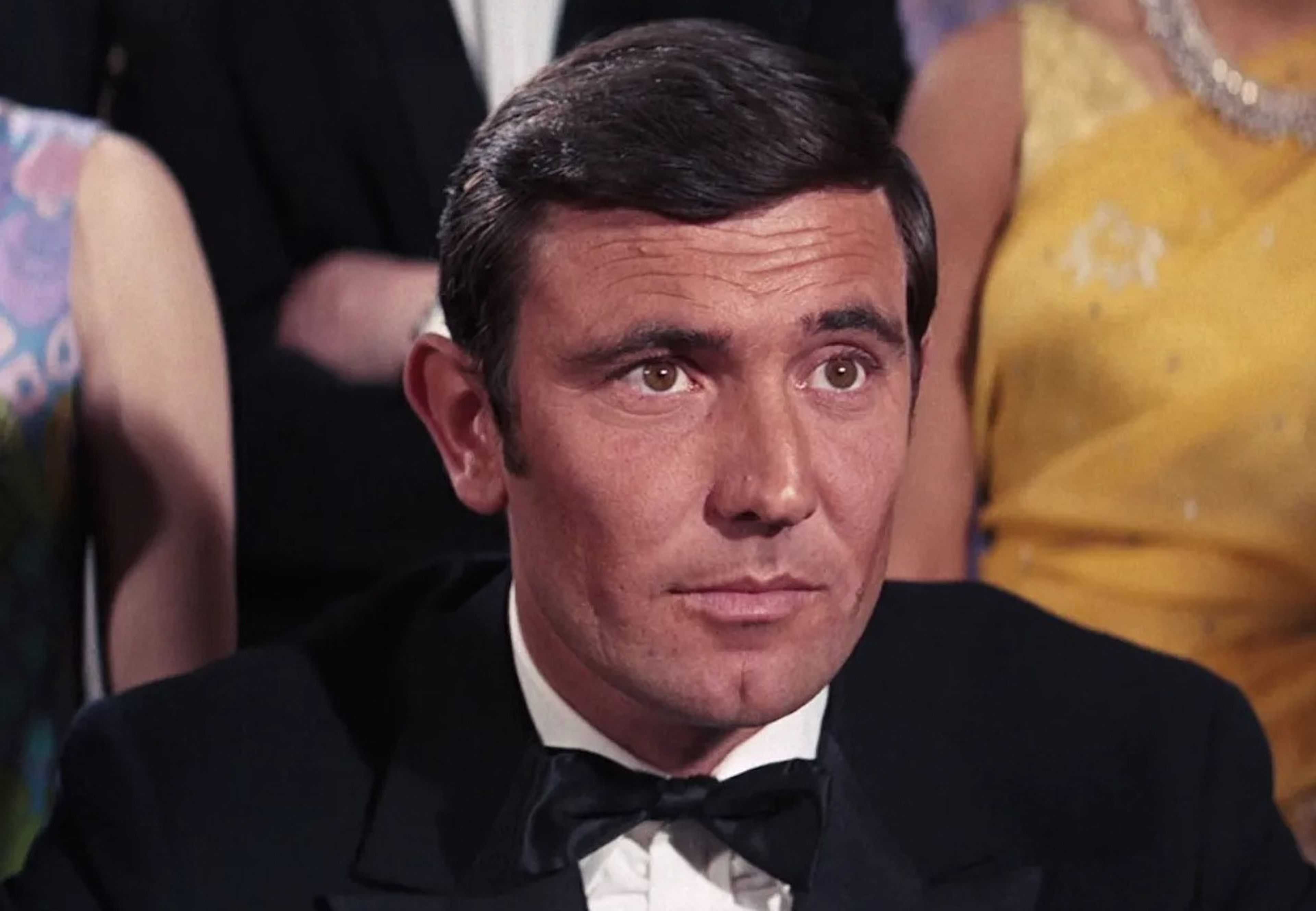 George Lazenby como James Bond