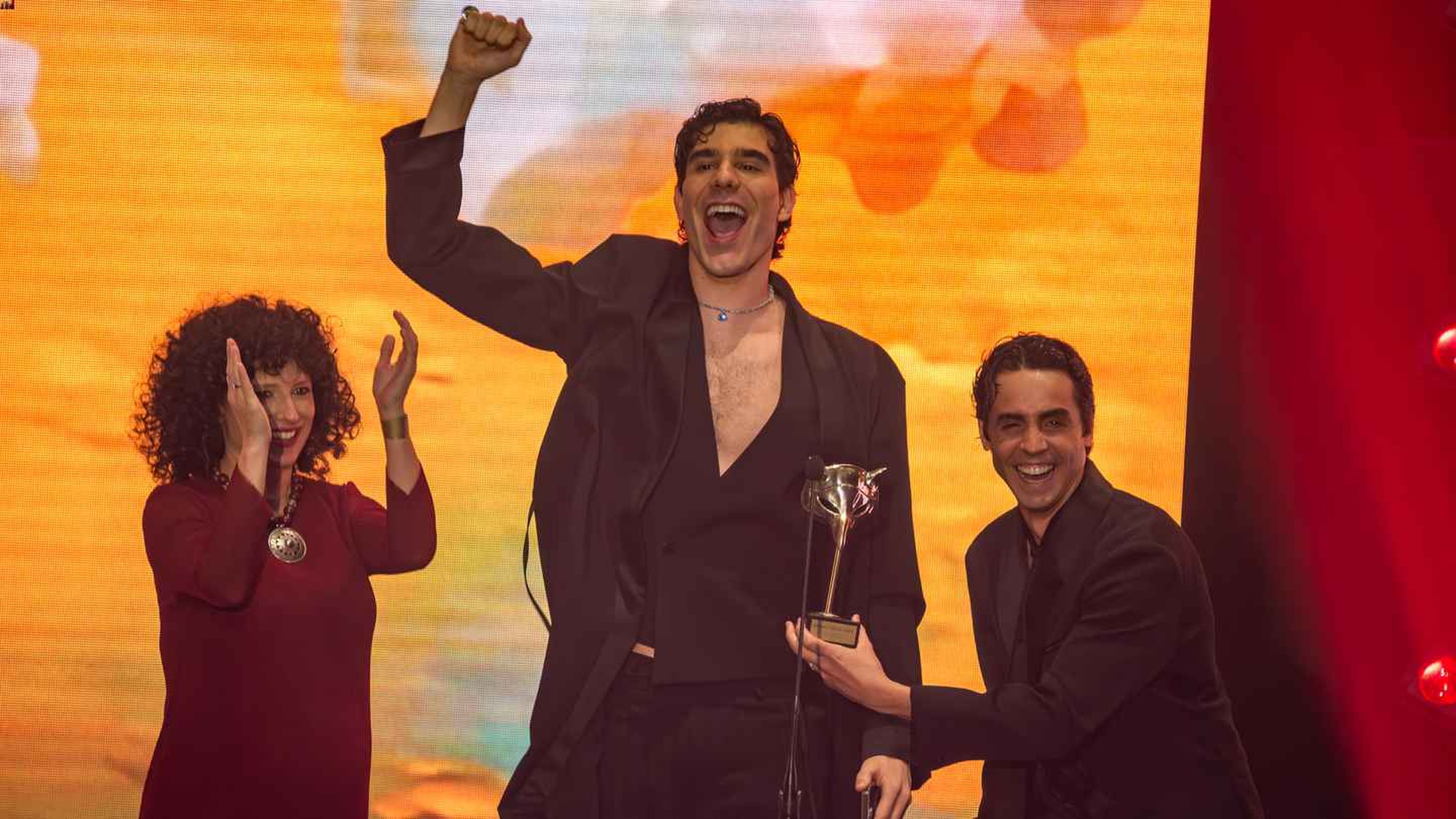 Los Javis recogiendo el Premio Feroz a Mejor serie dramática por La mesías (2024)