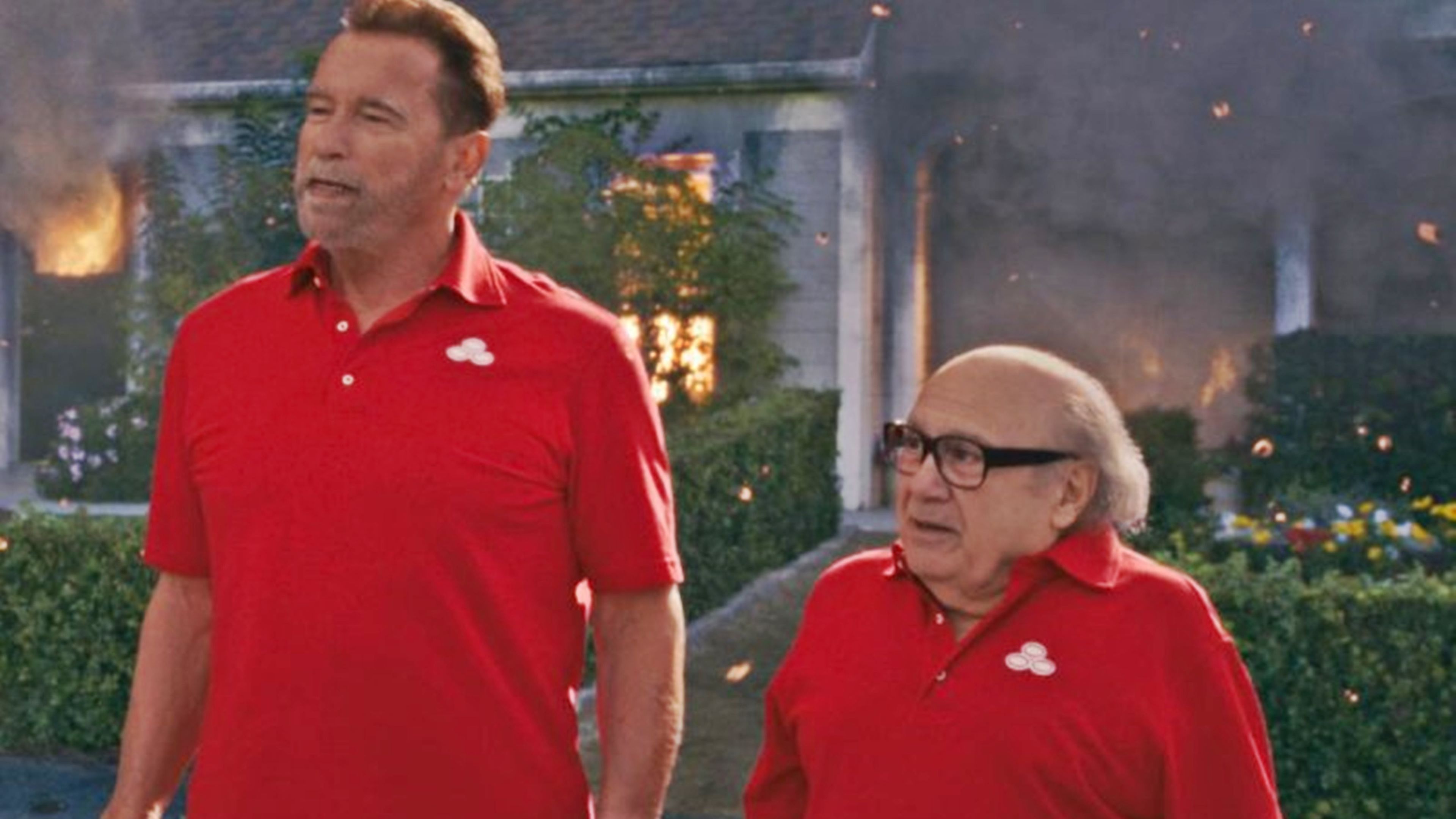 Arnold Schwarzenegger y su "gemelo" Danny DeVito regresan en un divertido spot de la Super Bowl