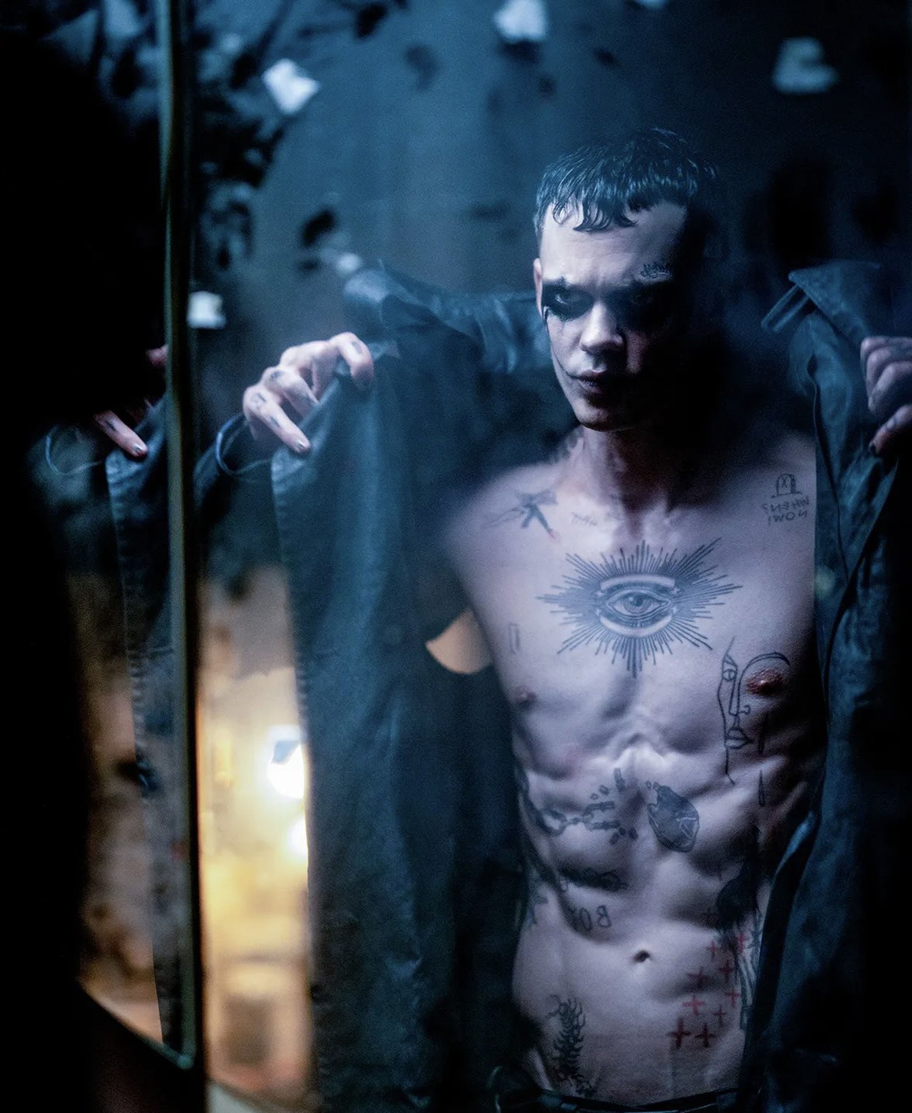 Primeras imágenes de Bill Skarsgård en el reboot de The Crow (El cuervo) Primeras imágenes de Bill Skarsgård en el reboot de The Crow (El cuervo)