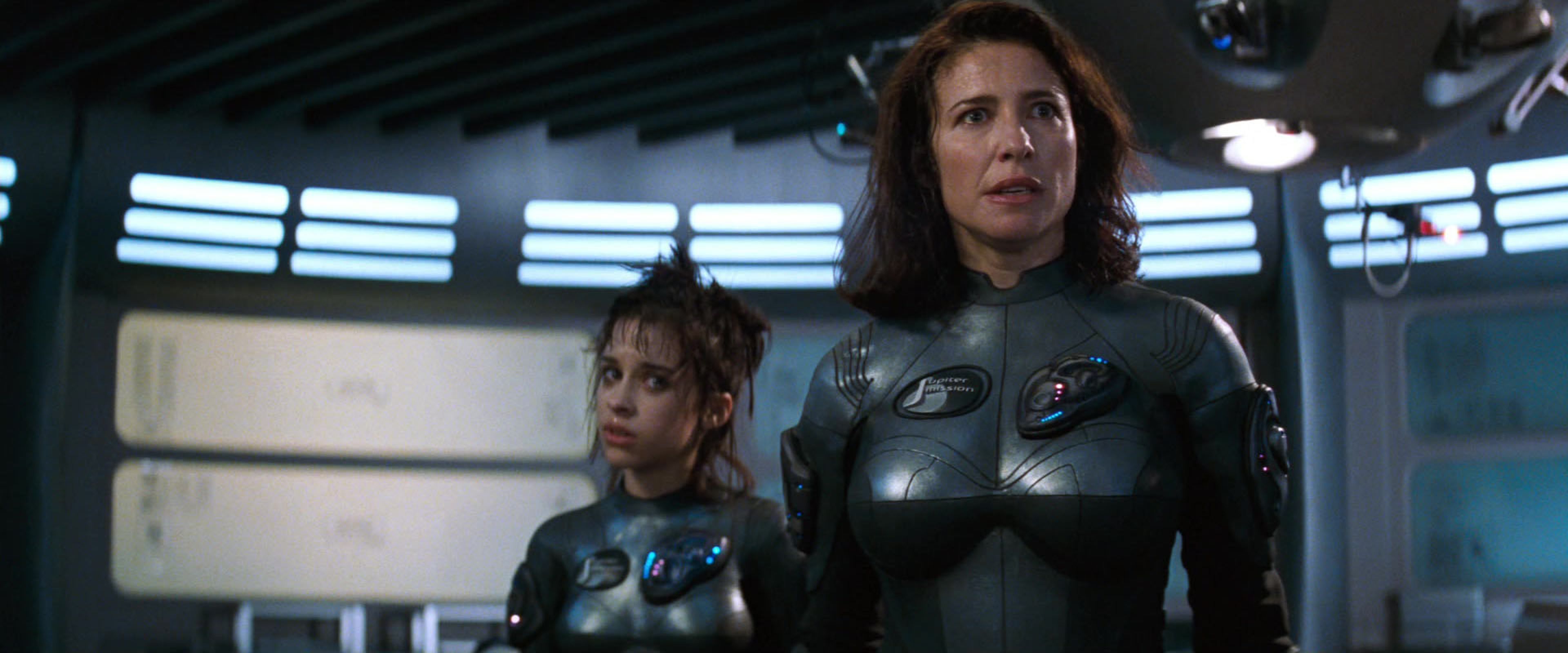 Mimi Rogers (derecha) en Perdidos en el espacio (1998)