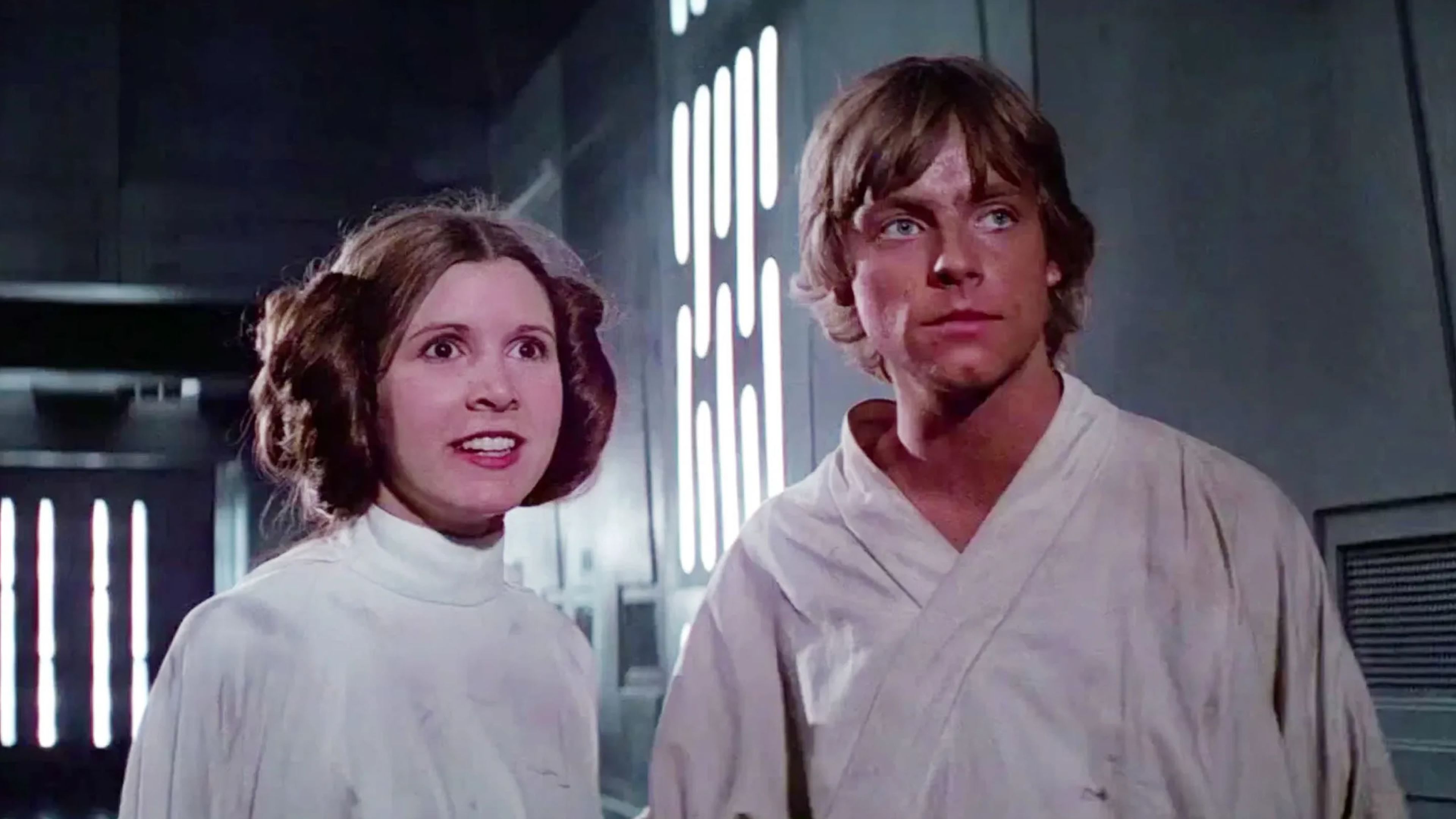Star Wars: Episodio IV - Una nueva esperanza (1977) - Princesa Leia Organa (Carrie Fisher) y Luke Skywalker (Mark Hamill)