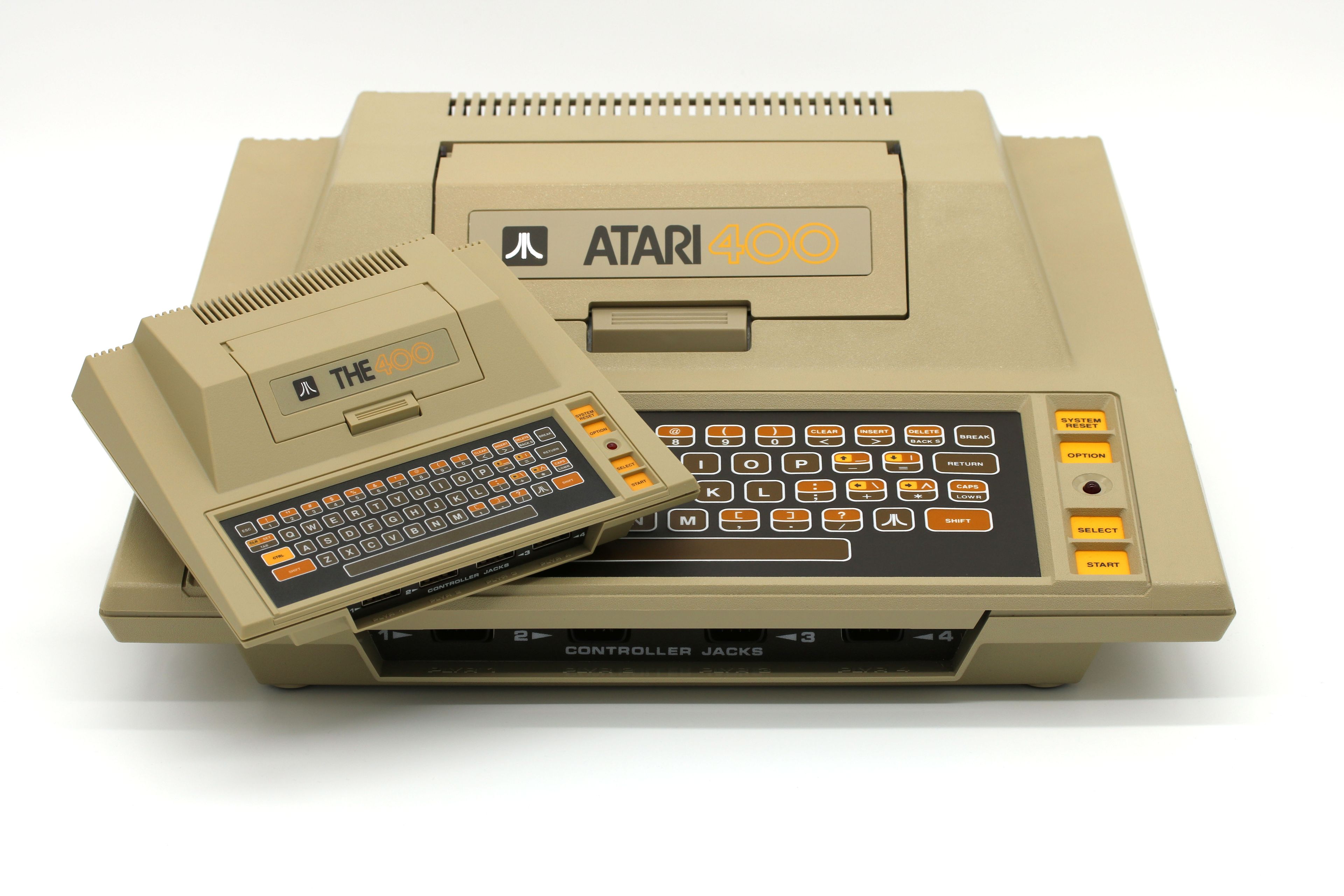 Atari The400 Mini - original y miniatura