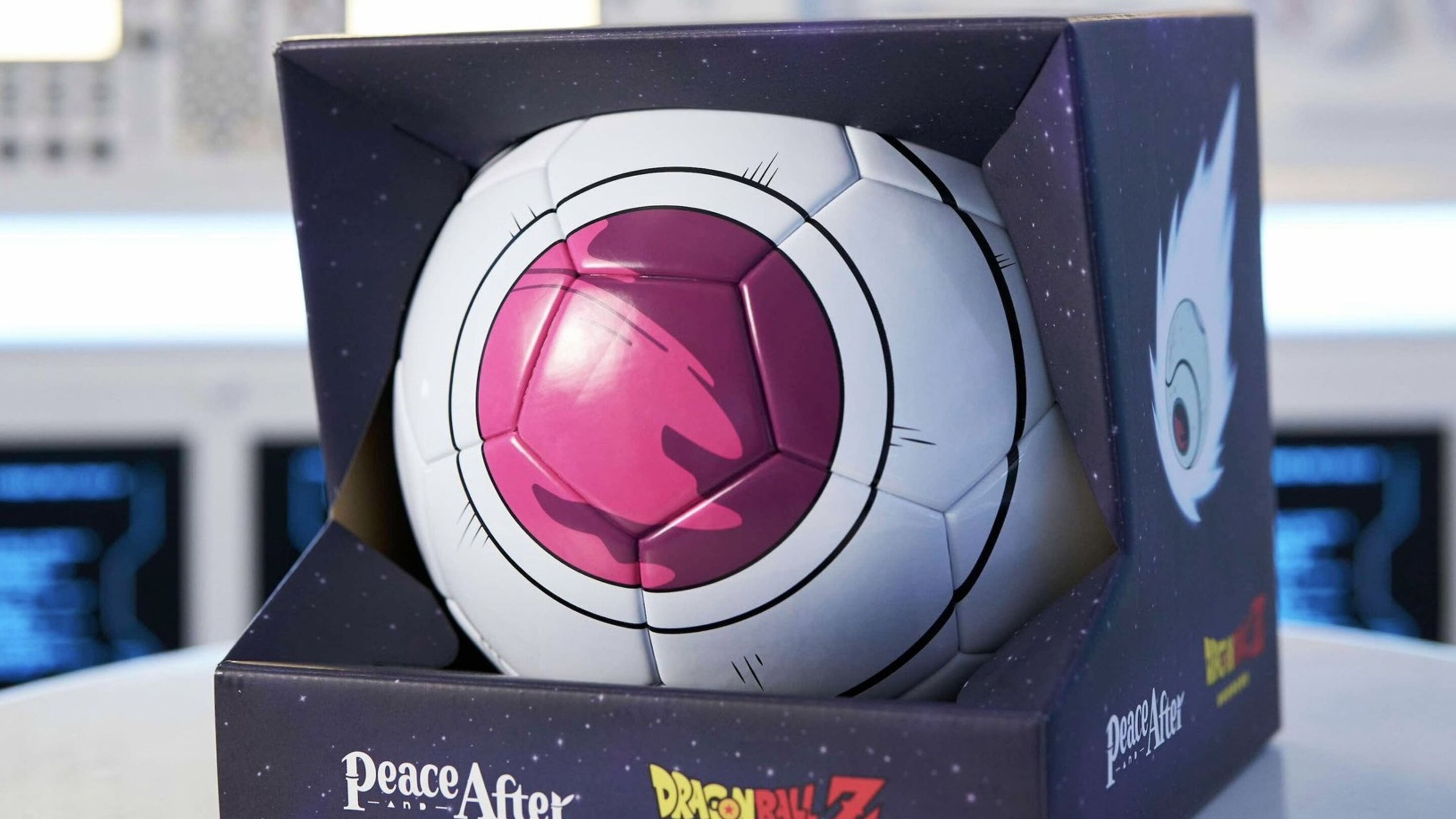 Peace and After presenta su nueva colección de ropa de Dragon Ball y un balón de fútbol convertido en una nave saiyan