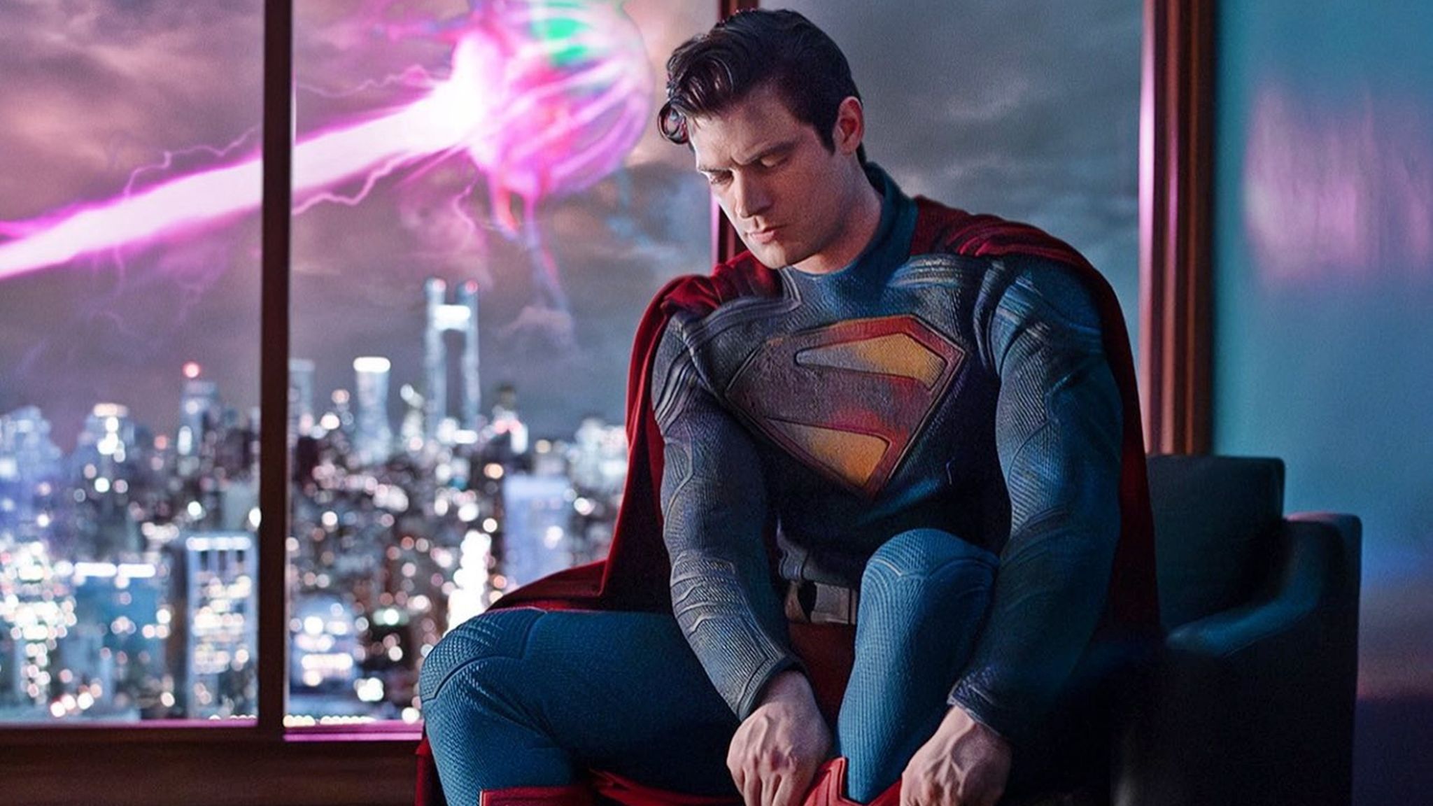 James Gunn muestra con detalle el logo oficial del Superman de David