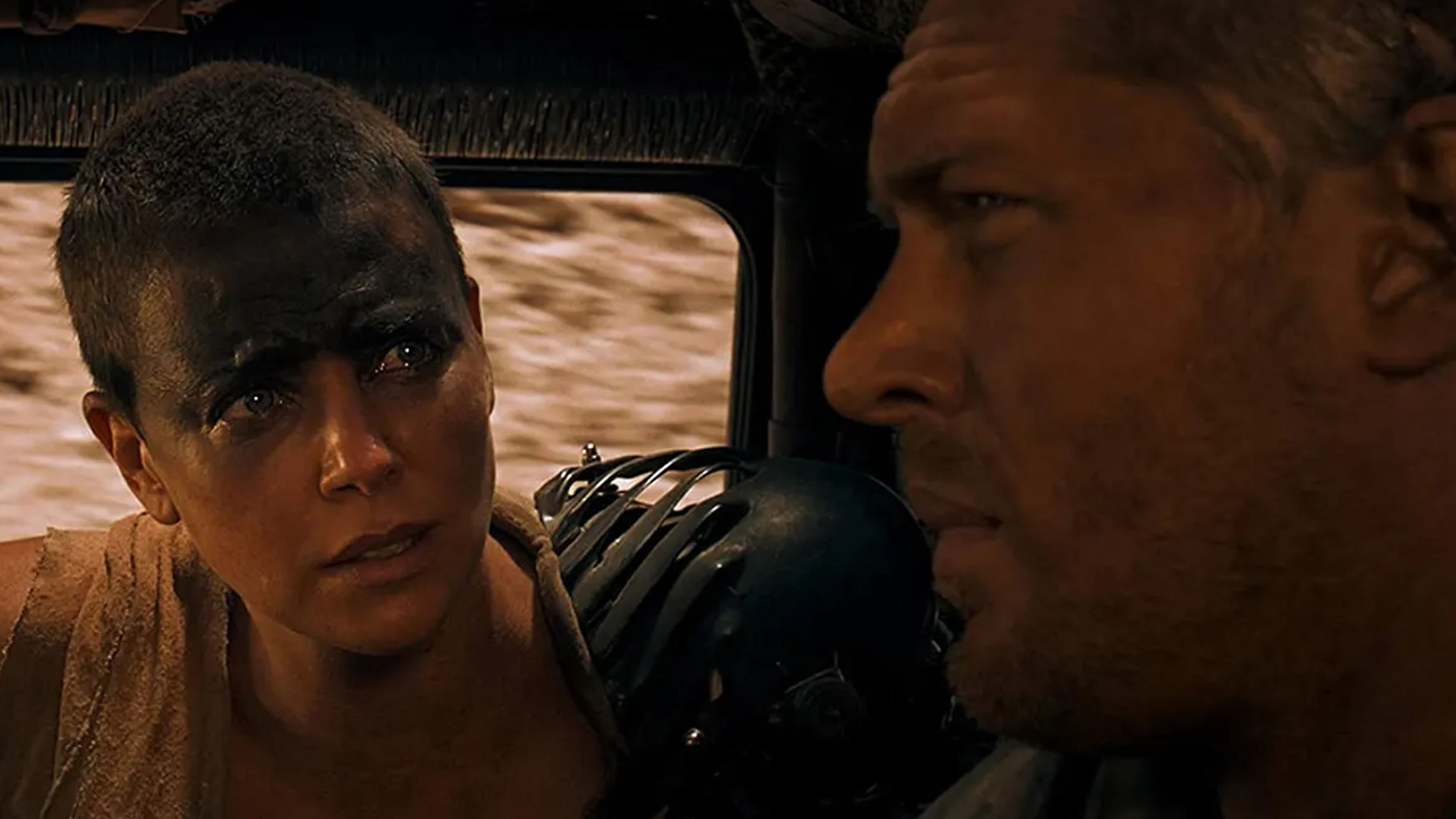 Mad Max: Furia en la carretera (2015) - Furiosa (Charlize Theron) y Max (Tom Hardy)