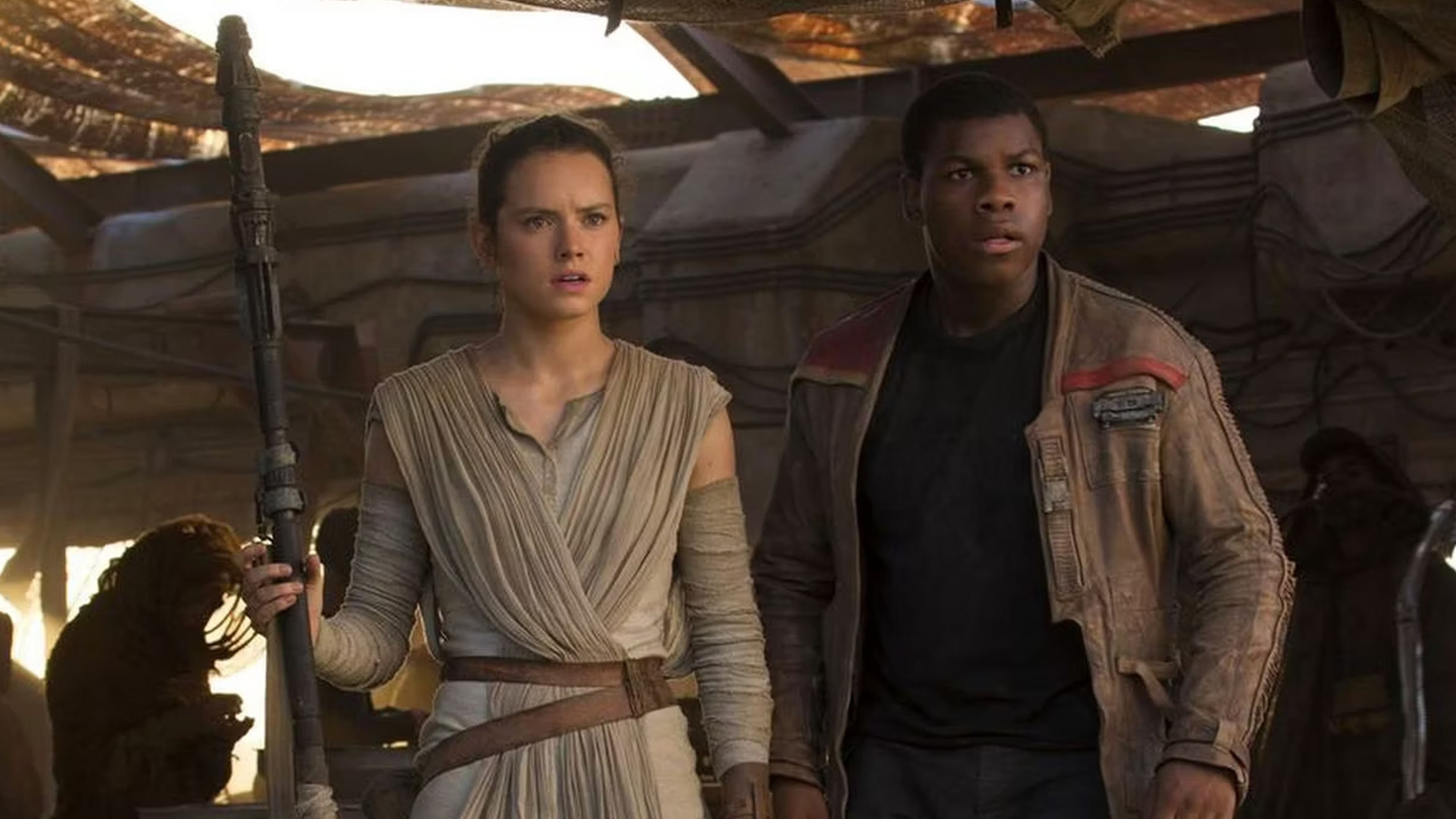 Star Wars: Episodio VII - El despertar de la Fuerza (2015) - Rey (Daisy Ridley) y Finn (John Boyega)