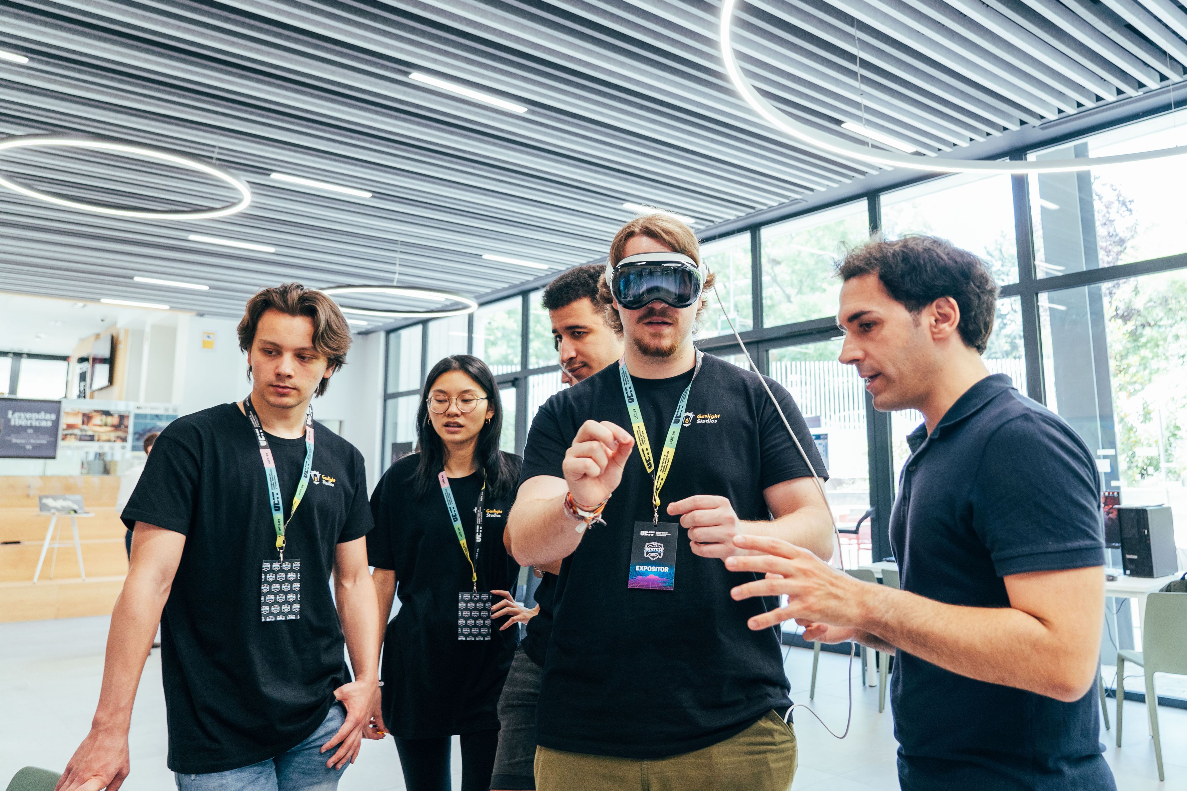 Alumnos probando los juegos de RV que se mostraron en la feria