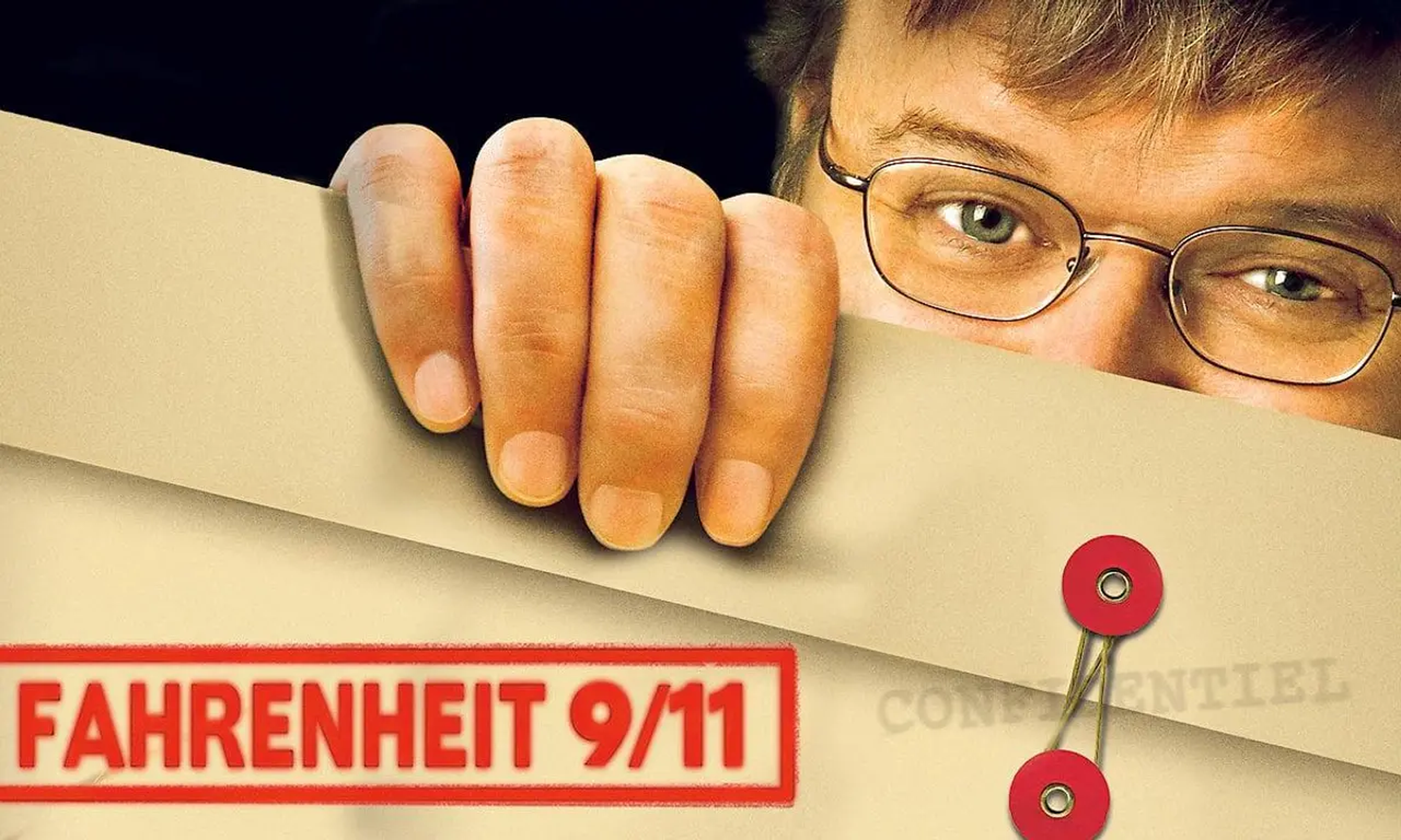 Michael Moore en la portada de Fahrenheit 9/11 (2004)