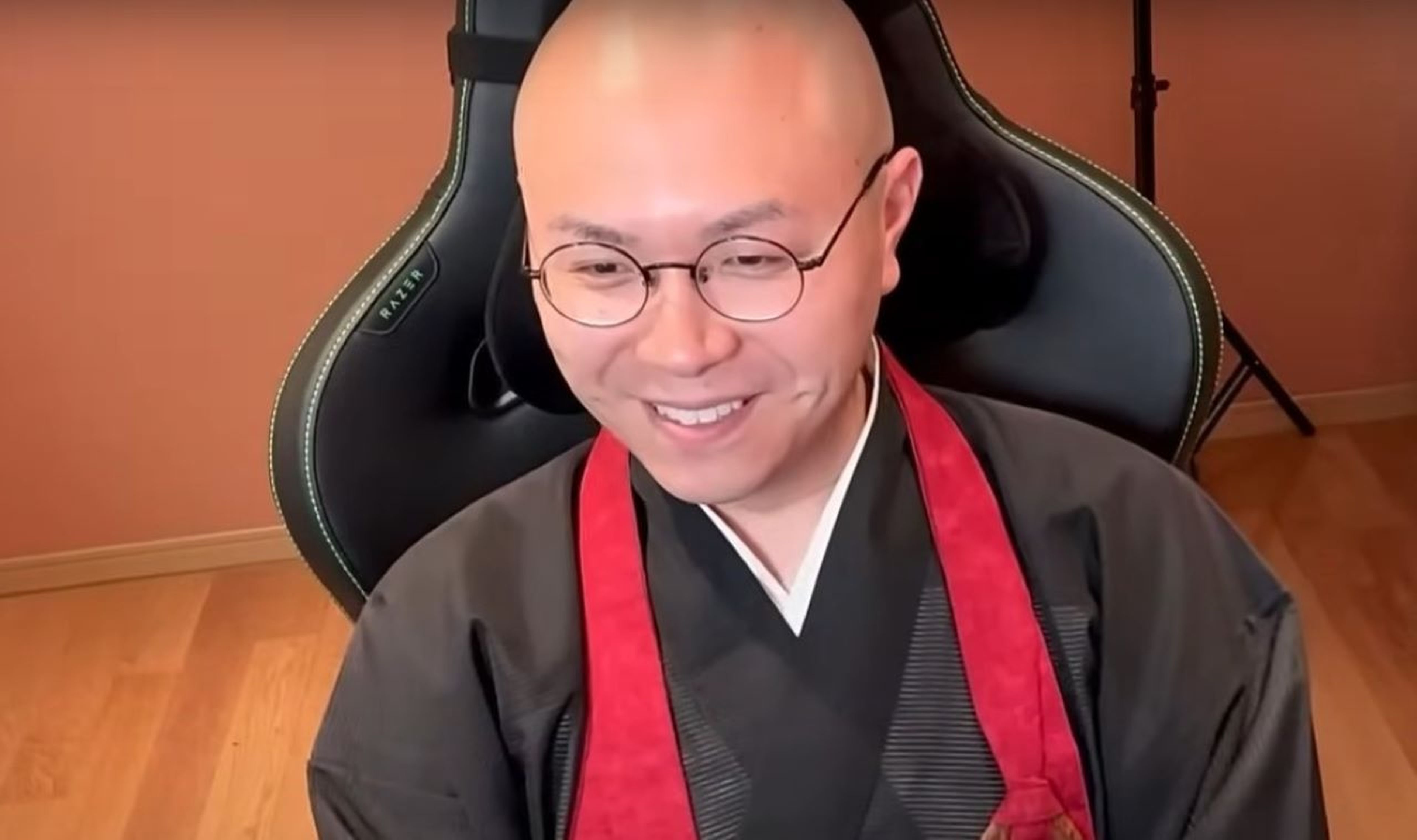 Monje budista japonés juega a Super Mario Bros