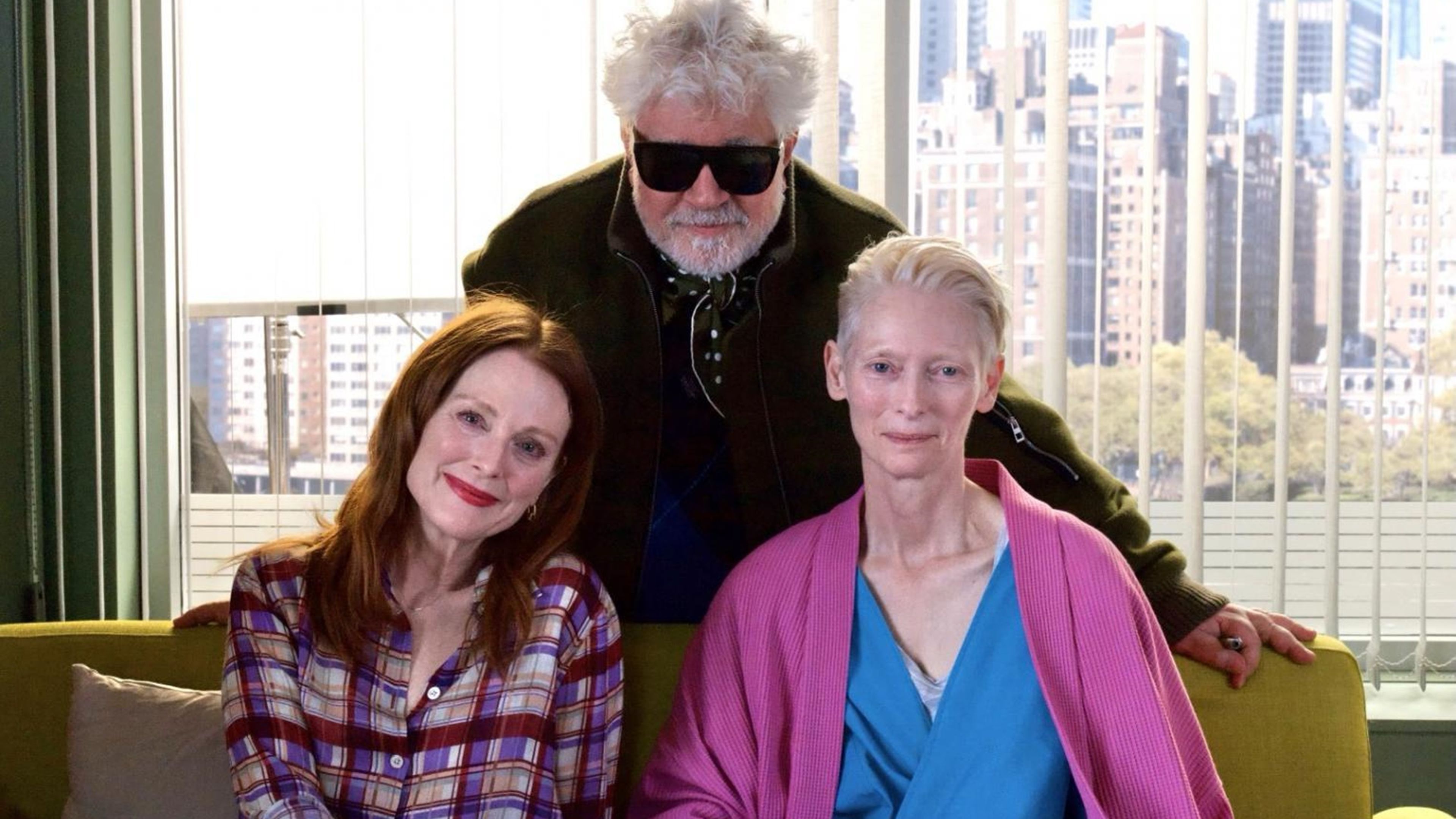 Pedro Almodóvar con Julianne Moore y Tilda Swinton en La habitación de al lado