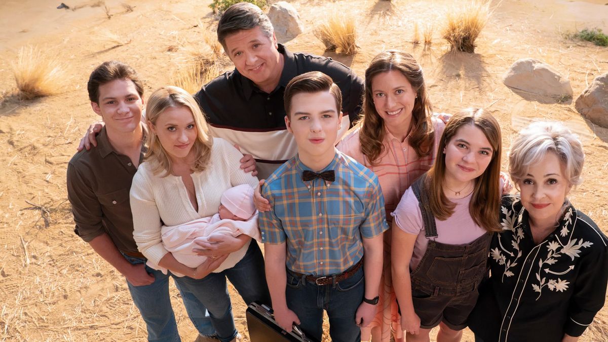 La familia Cooper se reúne casi al completo en el spin-off de El joven Sheldon en una imagen del rodaje