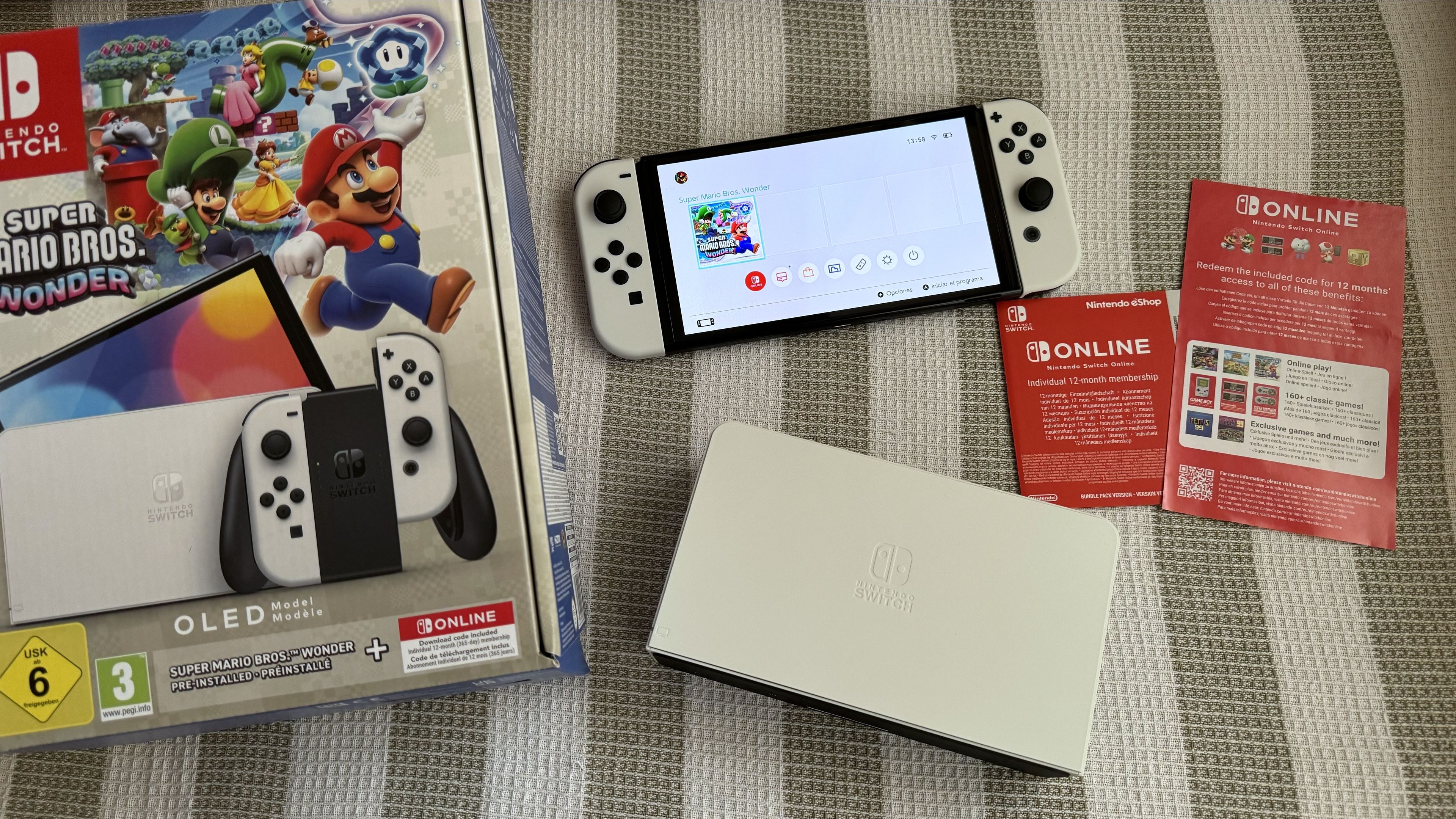 Pack Nintendo Switch OLED + Super Mario Bros. Wonder + Suscripción individual a Nintendo Switch Online