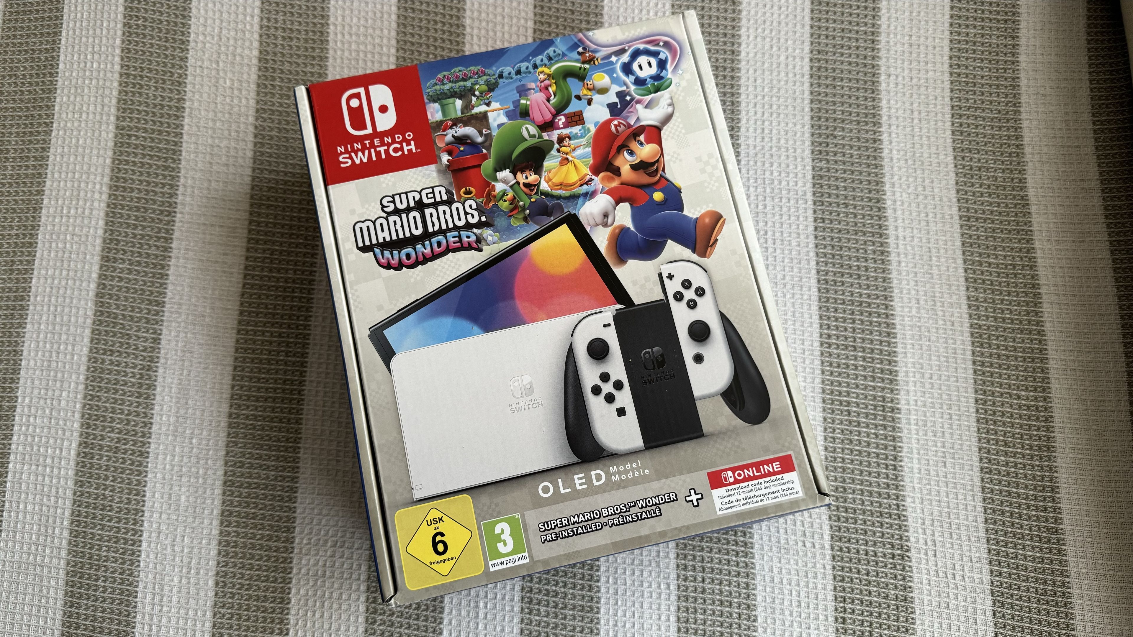 Pack Nintendo Switch OLED + Super Mario Bros. Wonder + Suscripción individual a Nintendo Switch Online