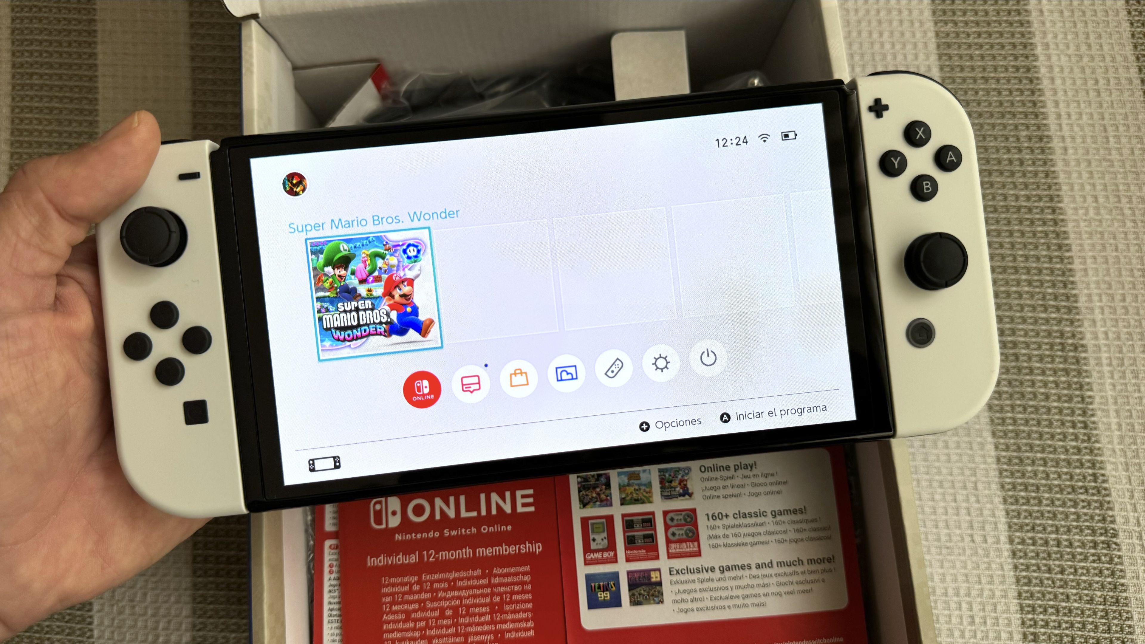 Pack Nintendo Switch OLED + Super Mario Bros. Wonder + Suscripción individual a Nintendo Switch Online