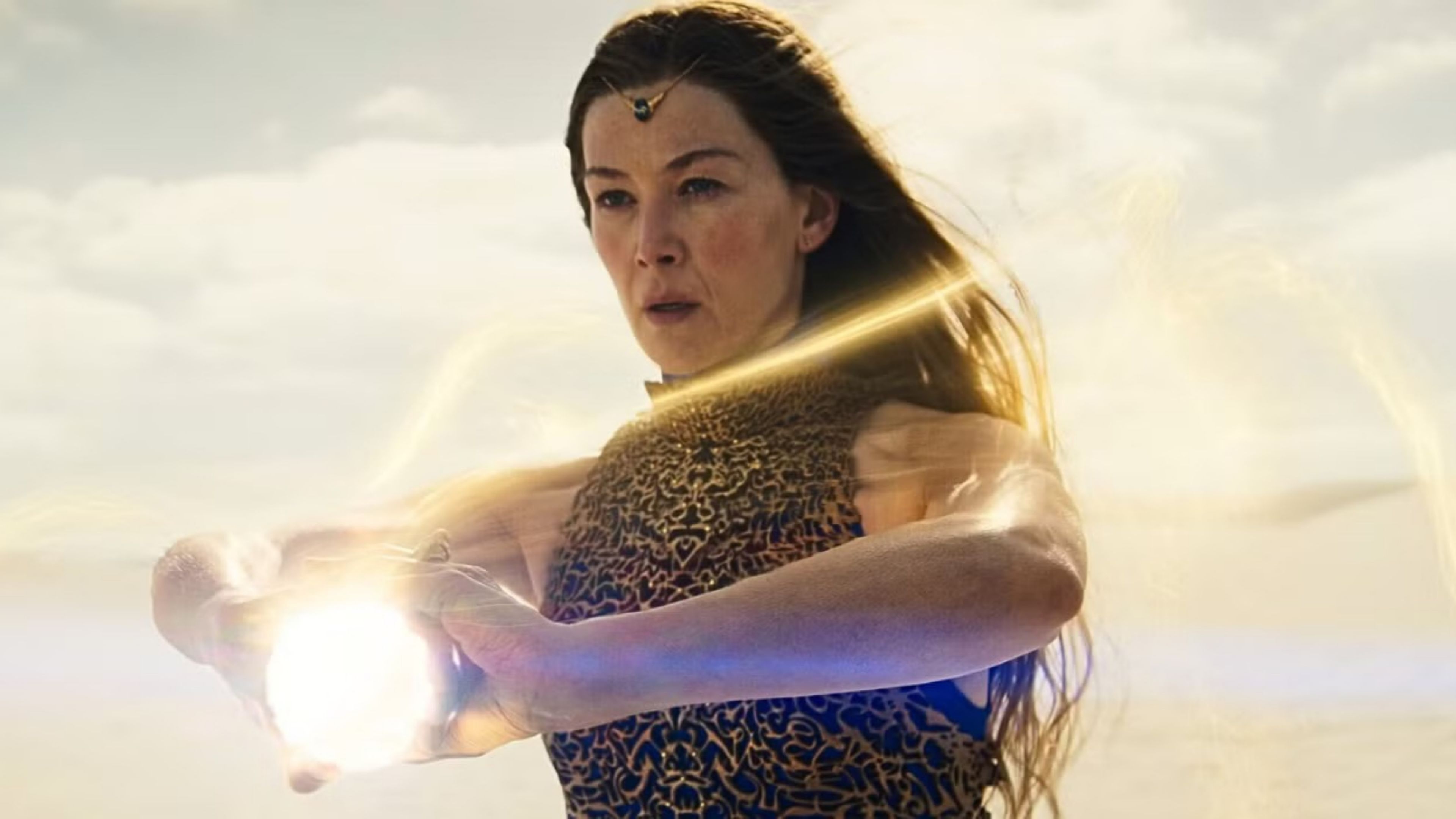 Rosamund Pike como Moiraine Damodred en La rueda del tiempo temporada 3