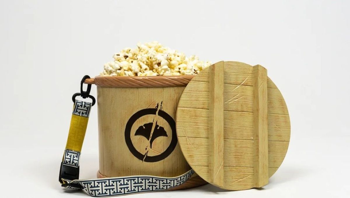 Ghost of Yotei presenta su cubo de palomitas inspirado en la cultura japonesa que llega con un ciclo de películas de samuráis