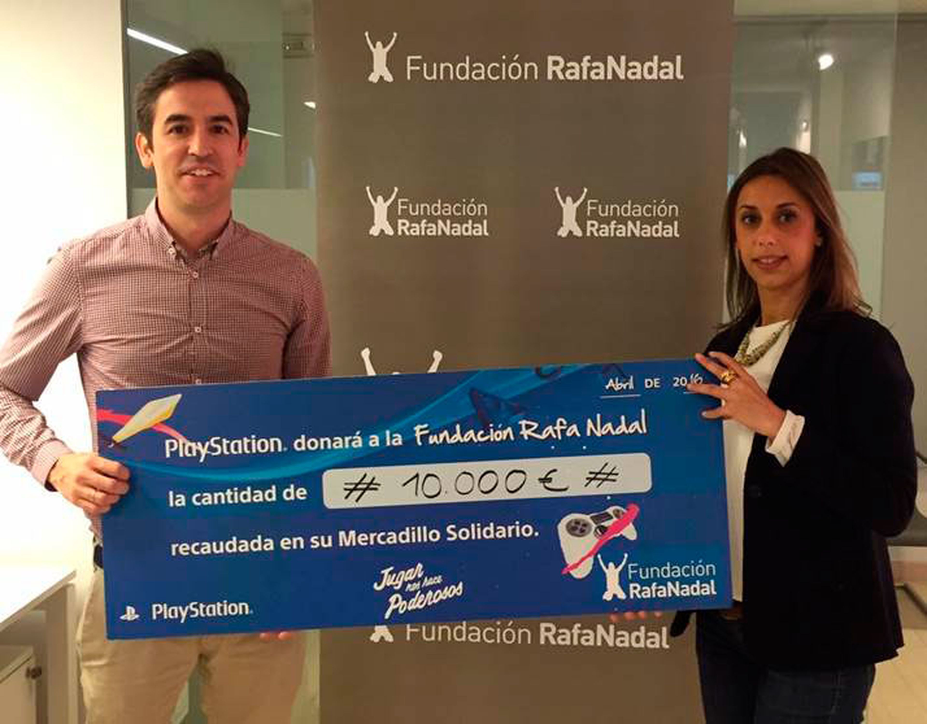 SCE España ha entregado un cheque por valor de 10.000 euros a la Fundación Rafa Nadal.