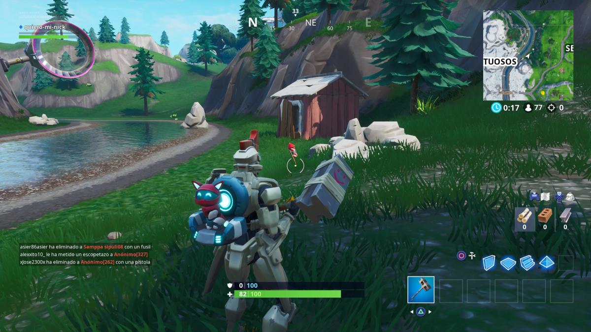 Lanza fuegos artificiales que se encuentran por la ribera del río en