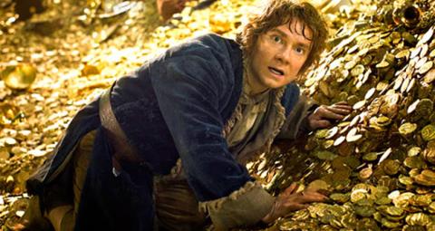 Martin Freeman con el tesoro y Orlando Bloom en El hobbit