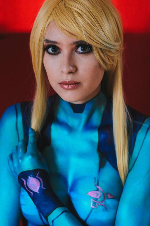 Cosplay body paint de Samus Aran, protagonista de Metroid Cosplay body paint de Samus Aran, protagonista de Metroid
