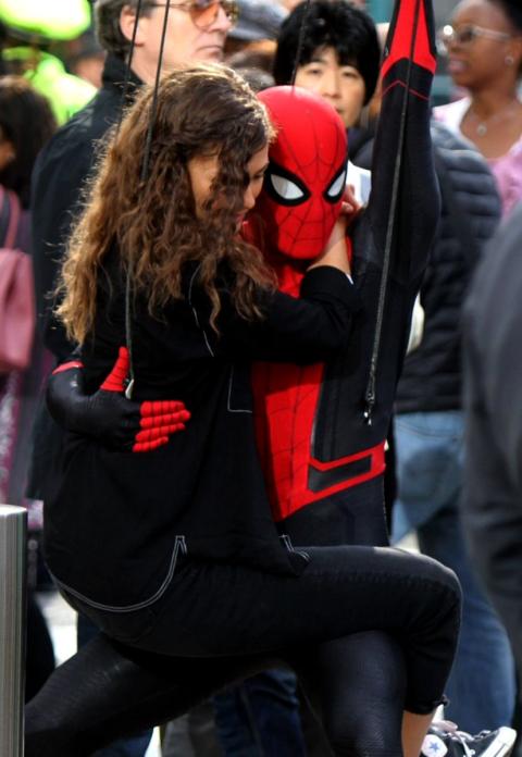 Traje negro de Spider-Man en el rodaje de Spider-Man: Lejos de casa Traje negro de Spider-Man en el rodaje de Spider-Man: Lejos de casa