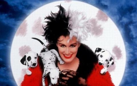 Glenn Close como Cruella de Vil en la película de acción real de 101 Dálmatas Glenn Close como Cruella de Vil en la película de acción real de 101 Dálmatas
