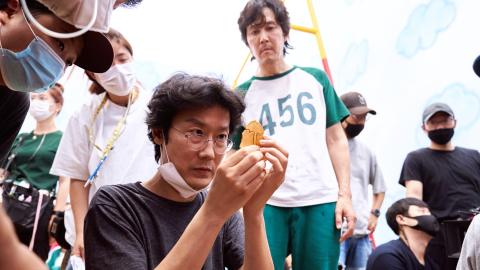 El creador de El juego del calamar Hwang Dong-hyuk en el rodaje de la serie de Netflix