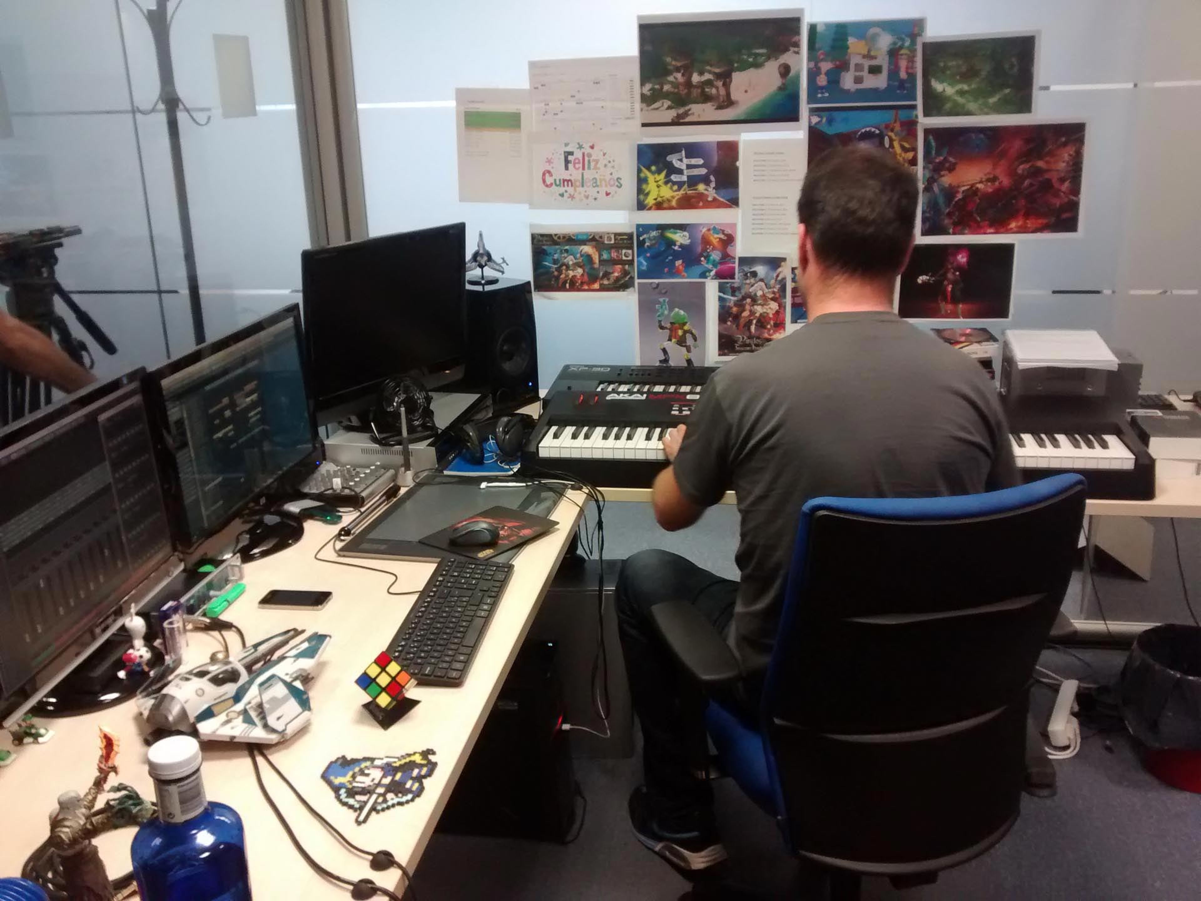En el departamento de música se crean las melodías, y algunas canciones vocales, de los juegos de Virtual Toys.